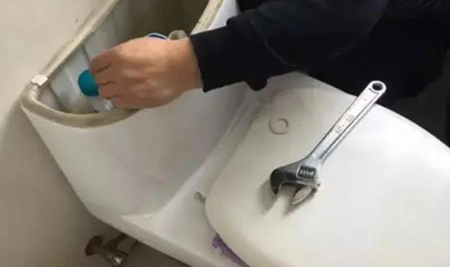 怎么办处理马桶水箱一直注水漏水